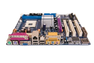 Bilgisayar ana kartı beyaz arkaplanda izole edildi