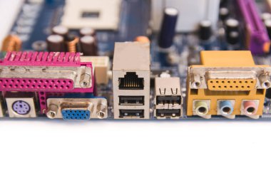 Lan soketi RJ 45 ve bilgisayar ana kartındaki ses çıkışı soketi beyaz arkaplanda izole edildi