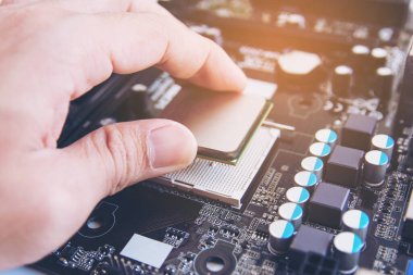 CPU çip mikroişlemci soket anakart üzerinde yükleme teknisyen 
