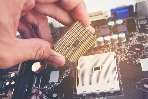 Técnico Que Instala Microprocessador Microplaqueta Cpu Tomada Placa Mãe — Fotografia de Stock