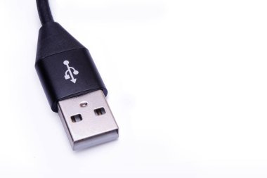 USB kablosu kırpma yolu olan beyaz bir arkaplanda izole edildi