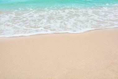 Yaz plajı konsepti - Boş kumsalda yumuşak deniz dalgası Kopya Spac ile arka plan