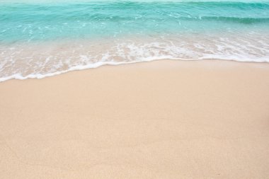 Yaz plajı konsepti - Boş kumsalda yumuşak deniz dalgası Kopya Spac ile arka plan