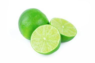 Beyaz arka planda yarım yamalak dilimlenmiş limon. Yeşil narenciye. kırpma yolu ile