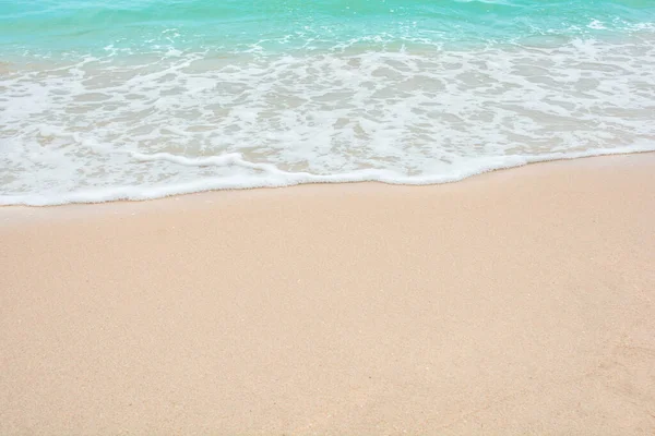Letnia Koncepcja Plaży Miękka Fala Morza Pustej Piaszczystej Plaży Tło — Zdjęcie stockowe
