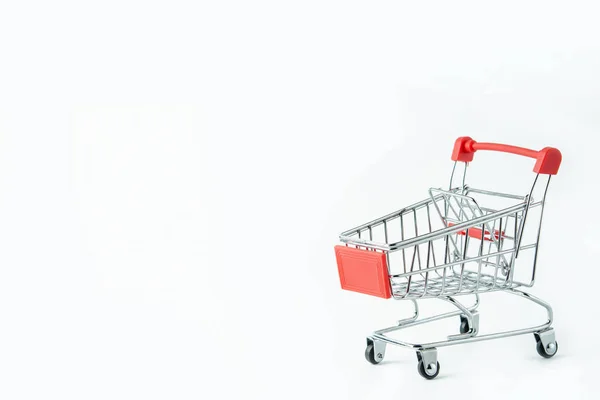 Concetto Shopping Carrello Rosso Sfondo Bianco Con Spazio Copia — Foto Stock