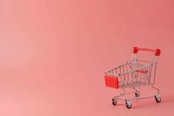 Concetto Shopping Carrello Rosso Sfondo Rosa Con Spazio Copia — Foto Stock