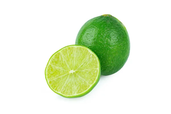 Kalk Met Schijfjes Half Geïsoleerd Witte Achtergrond Groene Citrusvruchten Met — Stockfoto