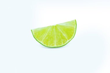 Beyaz arka planda yarım yamalak dilimlenmiş limon. Yeşil narenciye. kırpma yolu ile