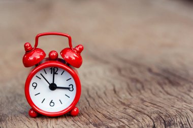 Kopya alanı ile ahşap arkaplanda kırmızı alarm saati