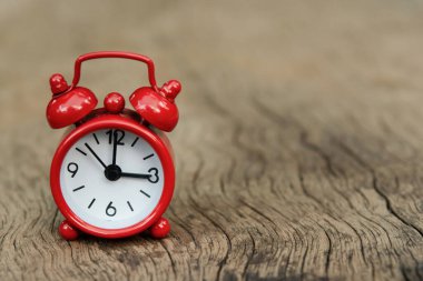 Kopya alanı ile ahşap arkaplanda kırmızı alarm saati