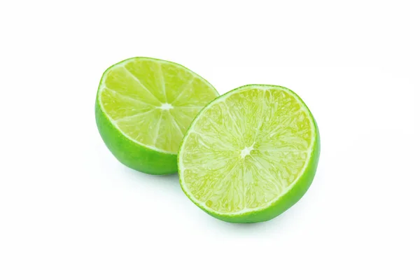 Kalk Met Schijfjes Half Geïsoleerd Witte Achtergrond Groene Citrusvruchten Met — Stockfoto