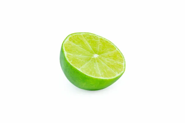 Limão Com Fatias Metade Isolado Fundo Branco Frutas Cítricas Verdes — Fotografia de Stock
