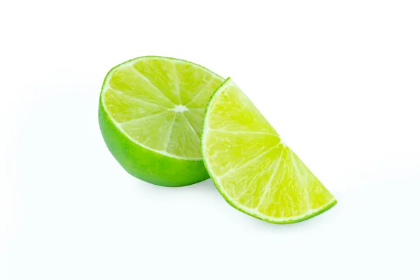 Kalk Met Schijfjes Half Geïsoleerd Witte Achtergrond Groene Citrusvruchten Met — Stockfoto