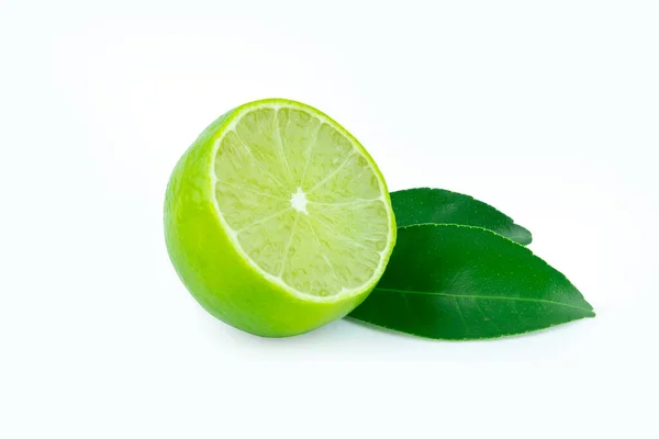 Limetka Půlkou Plátků Listy Izolované Bílém Pozadí Zelené Citrusové Plody — Stock fotografie