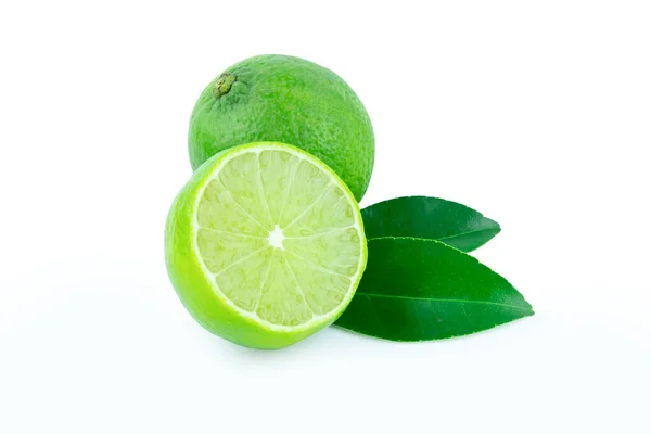 Kalk Met Schijfjes Half Bladeren Geïsoleerd Witte Achtergrond Groene Citrusvruchten — Stockfoto