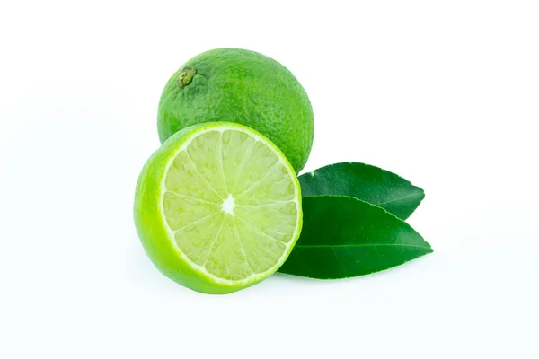 Kalk Met Schijfjes Half Bladeren Geïsoleerd Witte Achtergrond Groene Citrusvruchten — Stockfoto