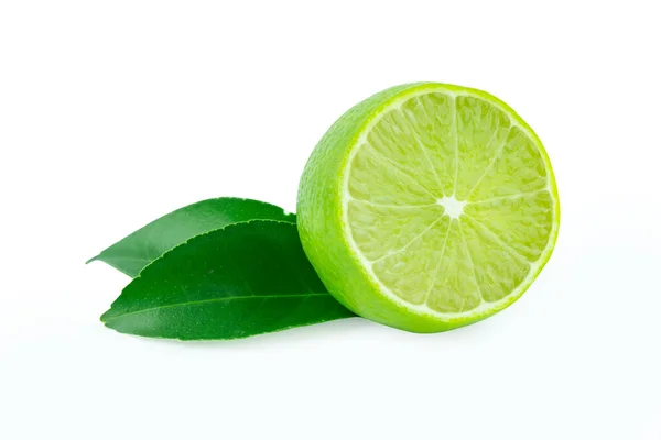 Kalk Met Schijfjes Half Bladeren Geïsoleerd Witte Achtergrond Groene Citrusvruchten — Stockfoto