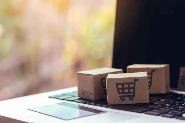 Compras Línea Cajas Papel Paquete Con Logotipo Del Carrito Compras —  Fotos de Stock