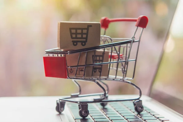 Concepto Compras Línea Envases Cajas Papel Con Logotipo Carrito Compras —  Fotos de Stock