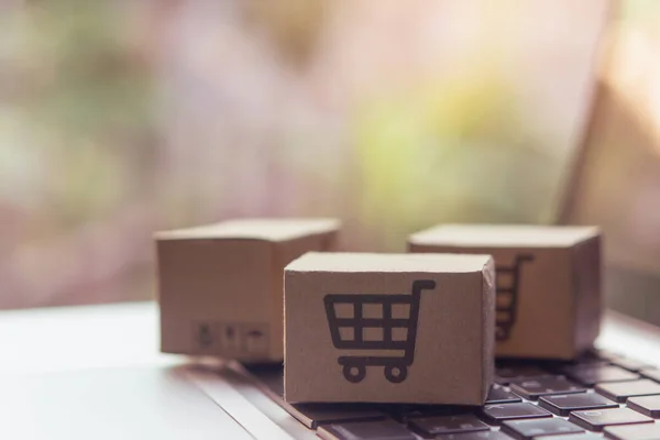 Compras Online Caixas Papel Pacote Com Logotipo Carrinho Compras Teclado — Fotografia de Stock