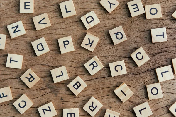 Hintergrund Buchdruck Holzdruckblöcke Auf Holzgrund Zufällige Buchstaben Des Alphabets Und — Stockfoto