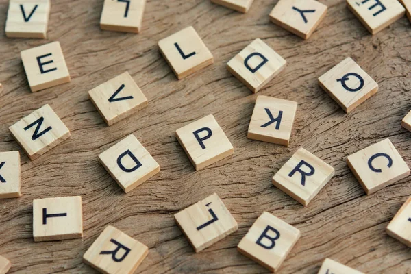 Hintergrund Buchdruck Holzdruckblöcke Auf Holzgrund Zufällige Buchstaben Des Alphabets Und — Stockfoto