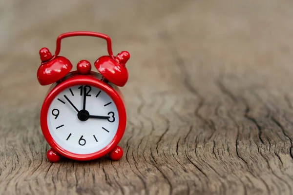 Relógio Alarme Vermelho Fundo Madeira Com Espaço Cópia — Fotografia de Stock