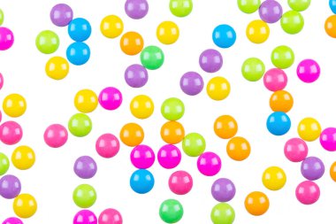 Beyaz arka planda izole edilmiş renkli çikolata kaplı şekerler.