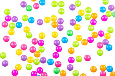 Beyaz arka planda izole edilmiş renkli çikolata kaplı şekerler.