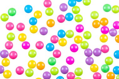 Beyaz arka planda izole edilmiş renkli çikolata kaplı şekerler.