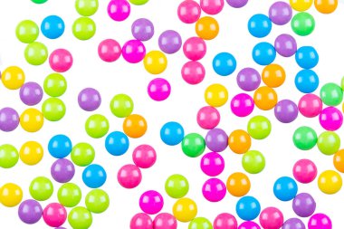 Beyaz arka planda izole edilmiş renkli çikolata kaplı şekerler.