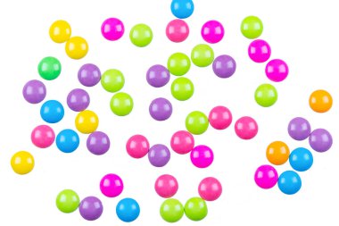 Beyaz arka planda izole edilmiş renkli çikolata kaplı şekerler.