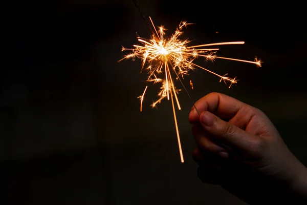 Vrouwelijke Hand Met Een Brandende Ster Kerstmis Nieuwjaar Sterretje Vakantie — Stockfoto