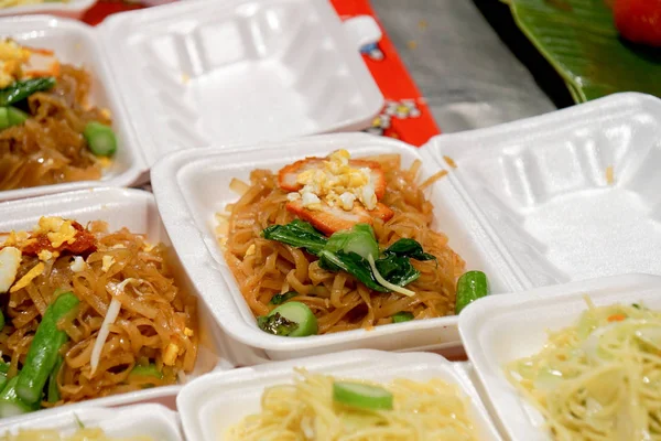 Pad Thai erişte, Tayland gıda gıda containe strafor içinde hizmet