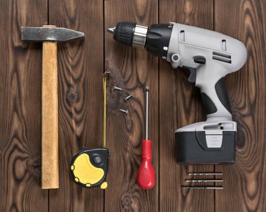 Ahşap yüzeyde bulunan el aracı