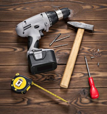 Ahşap yüzeyde bulunan el aracı