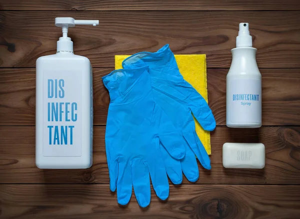 コロナウイルスのパンデミックの間に不可欠な家庭用品 ゴム手袋 防腐剤 石鹸とナプキン — ストック写真