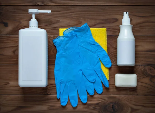 Niezbędne Przedmioty Gospodarstwa Domowego Podczas Pandemii Koronawirusowej Rękawice Gumowe Środki — Zdjęcie stockowe