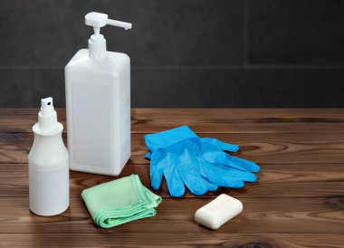 COVID-19 salgını sırasında viral enfeksiyonun önlenmesi için dezenfektan. Ahşap yüzey