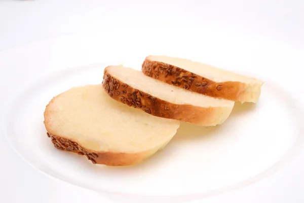 흰색 접시에 빵을 슬라이스. 고립 된 빵. — 스톡 사진