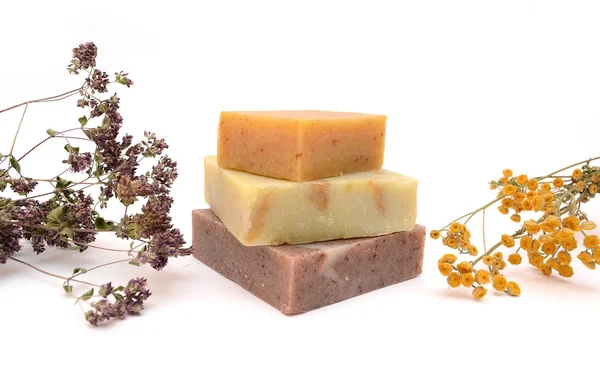 Natural soap isolated. Soap and dried flowers. Handmade soap. — Stock Photo, Image