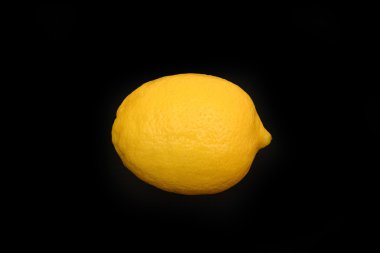 Taze limon isoated siyah bir zemin üzerine.