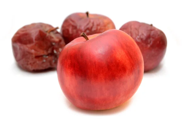 Manzanas rojas podridas y manzana sana. Color natural . — Foto de Stock