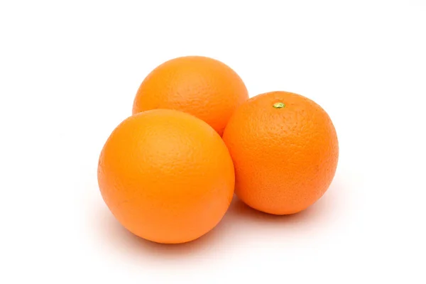 Τα πορτοκάλια που απομονώνονται. Τρία πορτοκάλια σε λευκό φόντο. — Φωτογραφία Αρχείου