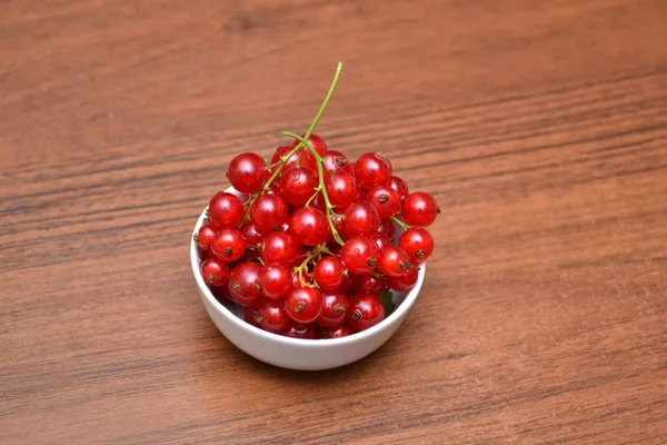 Red currant di piring di atas meja . — Stok Foto