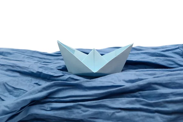 Barco de papel azul, barcos de origami en blanco . — Foto de Stock