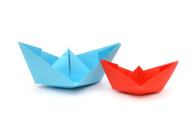 Mavi ve kırmızı kağıt tekneler, origami onwhite izole..