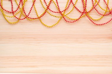 Kırmızı ve altın boncuk ahşap bir gemide. Boncuk ile ahşap arka plan.