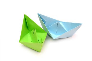 Mavi ve yeşil kağıt tekneler, origami, kağıt sayfaları